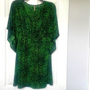 Green short dress with flare sleeves and elastic waist